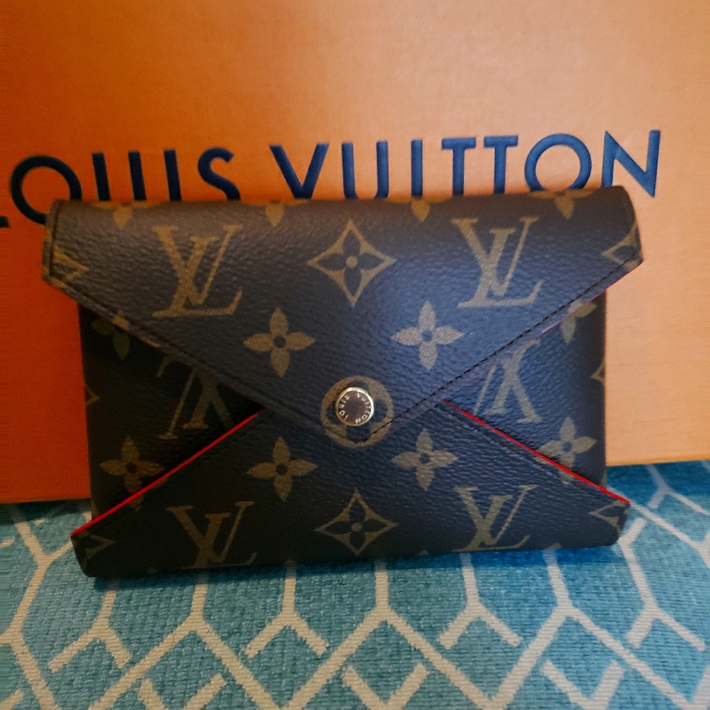 Louis vuitton medium-sized pouch 👝